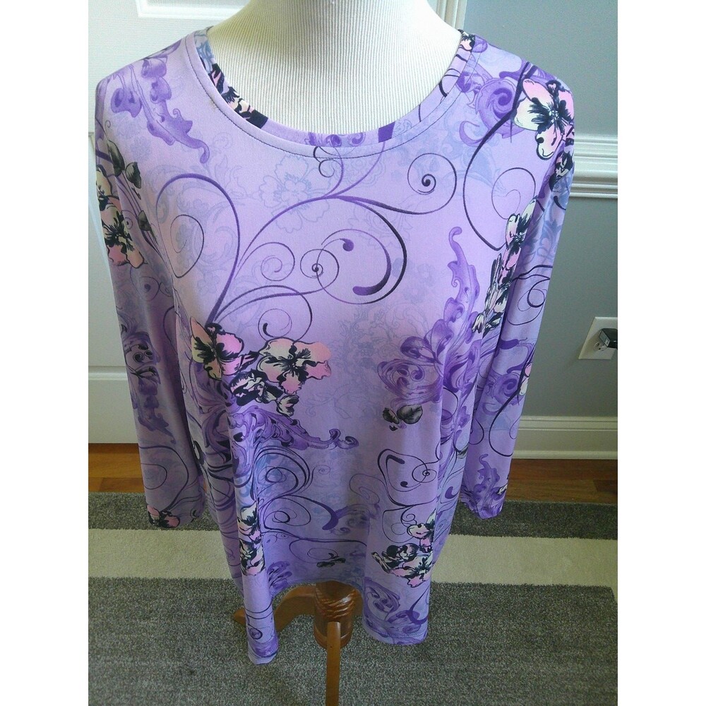 VERY PRETTY   LAVANDER  FLORAL TOP  3/4 SLEEVES BY ALLISON DALEY.  SIZE 2X